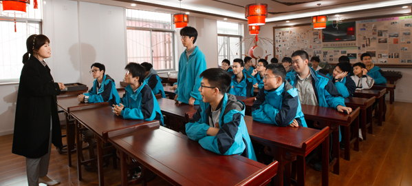 佛坪 分类教学，因材施教，采取“一类一方案、一人一目标”的教学方法